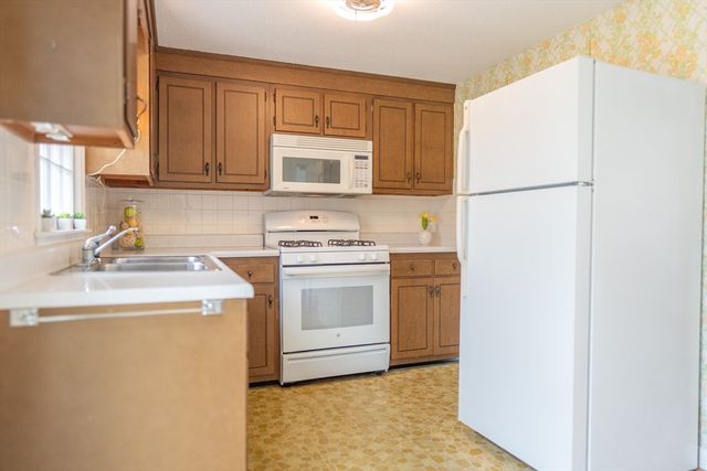 28 Swift Brook Rd, Yarmouth, MA 02664