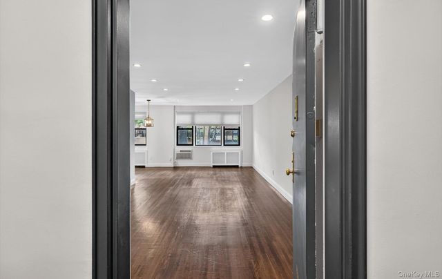 4 Birchwood Court 4G, Mineola, NY 11501