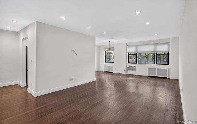 4 Birchwood Court 4G, Mineola, NY 11501
