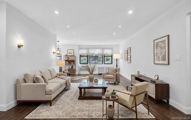 4 Birchwood Court 4G, Mineola, NY 11501