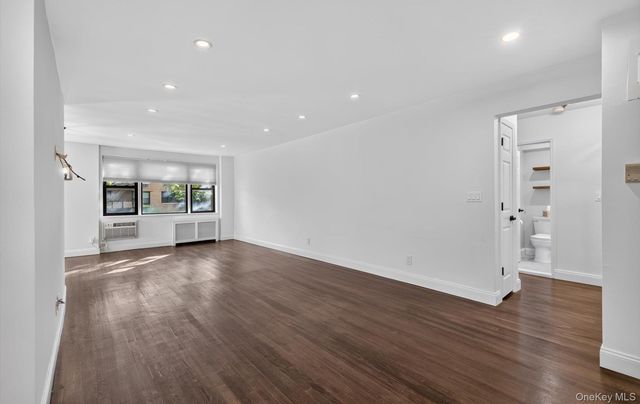 4 Birchwood Court 4G, Mineola, NY 11501