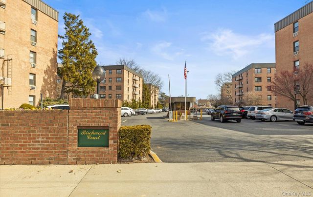 4 Birchwood Court 4G, Mineola, NY 11501