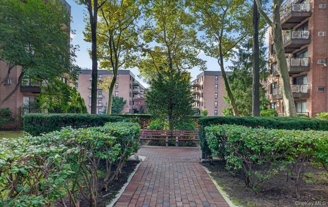 4 Birchwood Court 4G, Mineola, NY 11501