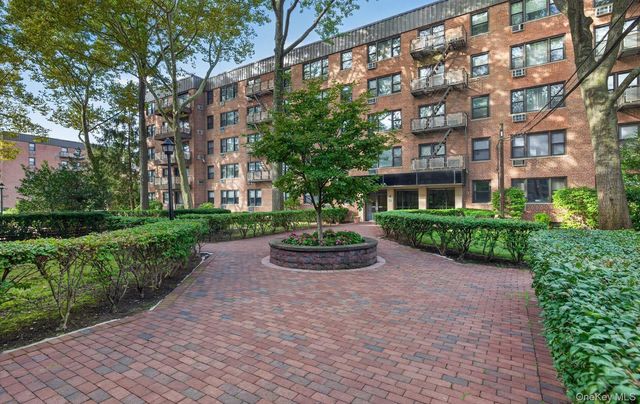 4 Birchwood Court 4G, Mineola, NY 11501