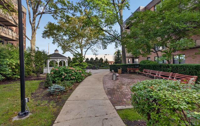 4 Birchwood Court 4G, Mineola, NY 11501