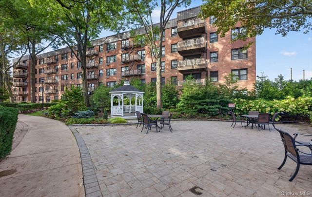 4 Birchwood Court 4G, Mineola, NY 11501