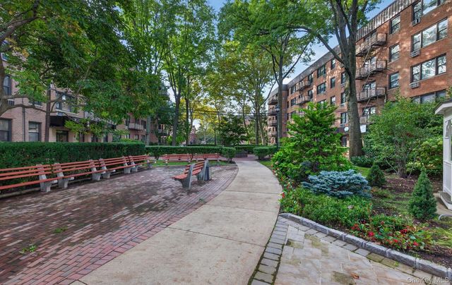 4 Birchwood Court 4G, Mineola, NY 11501