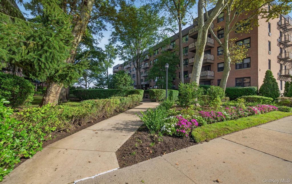 4 Birchwood Court 4G, Mineola, NY 11501 — photo 2