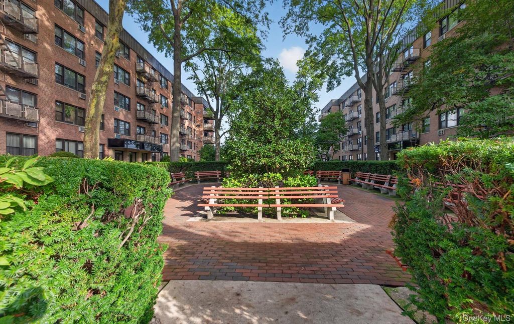 4 Birchwood Court 4G, Mineola, NY 11501 — photo 3