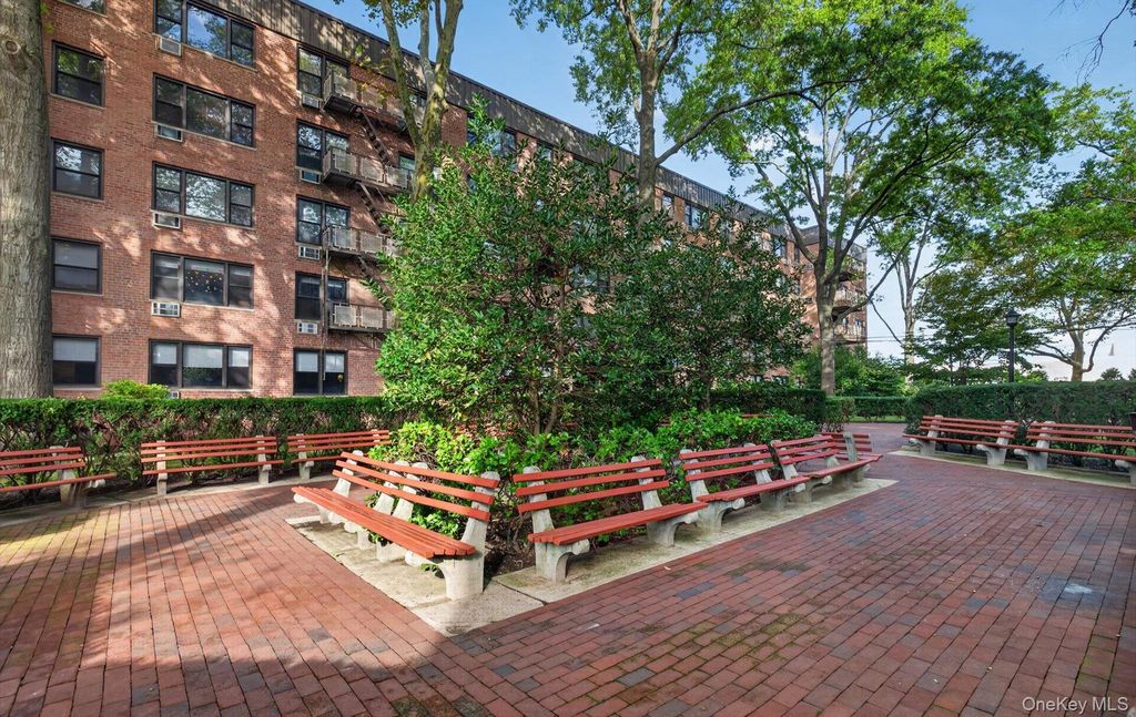 4 Birchwood Court 4G, Mineola, NY 11501 — photo 4