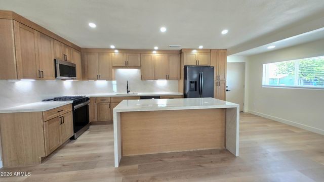 2232 E MITCHELL Drive, Phoenix, AZ 85016