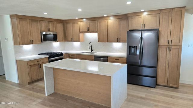2232 E MITCHELL Drive, Phoenix, AZ 85016