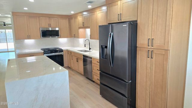 2232 E MITCHELL Drive, Phoenix, AZ 85016