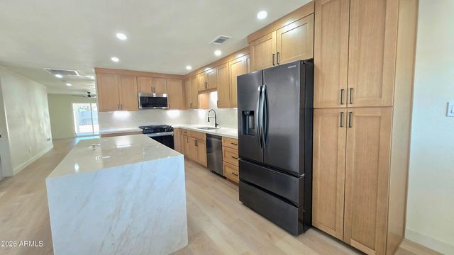 2232 E MITCHELL Drive, Phoenix, AZ 85016