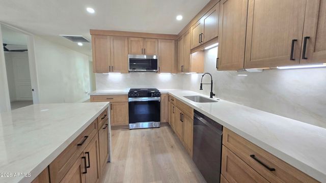 2232 E MITCHELL Drive, Phoenix, AZ 85016