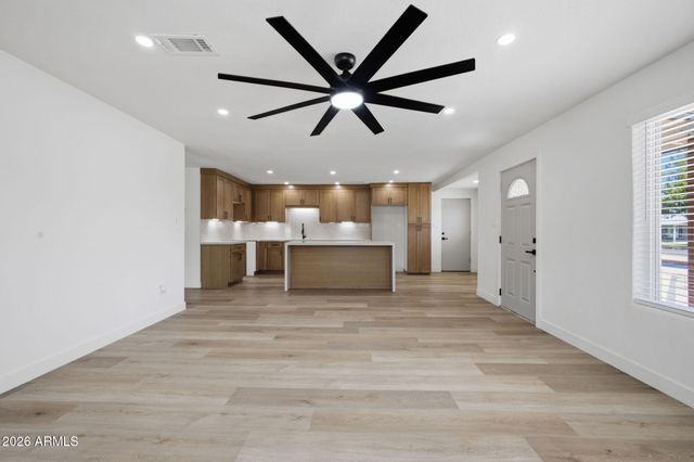 2232 E MITCHELL Drive, Phoenix, AZ 85016