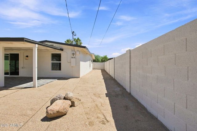 2232 E MITCHELL Drive, Phoenix, AZ 85016