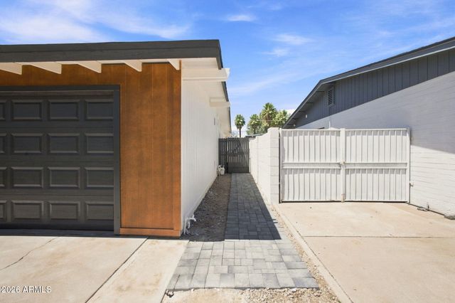 2232 E MITCHELL Drive, Phoenix, AZ 85016