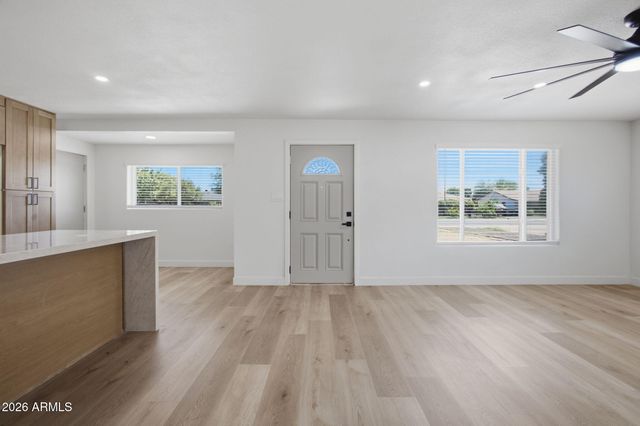2232 E MITCHELL Drive, Phoenix, AZ 85016