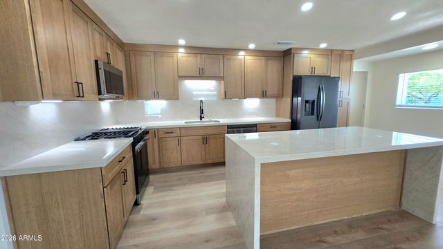 2232 E MITCHELL Drive, Phoenix, AZ 85016