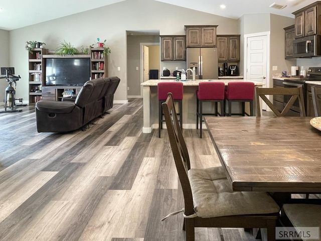 1119 Sweetwater Dr, Blackfoot, ID 83221