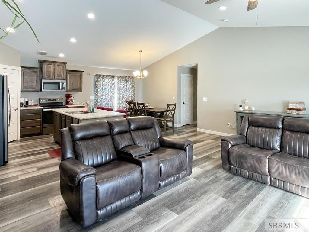 Image 2 of property listing at 1119 Sweetwater Dr, Blackfoot, ID 83221