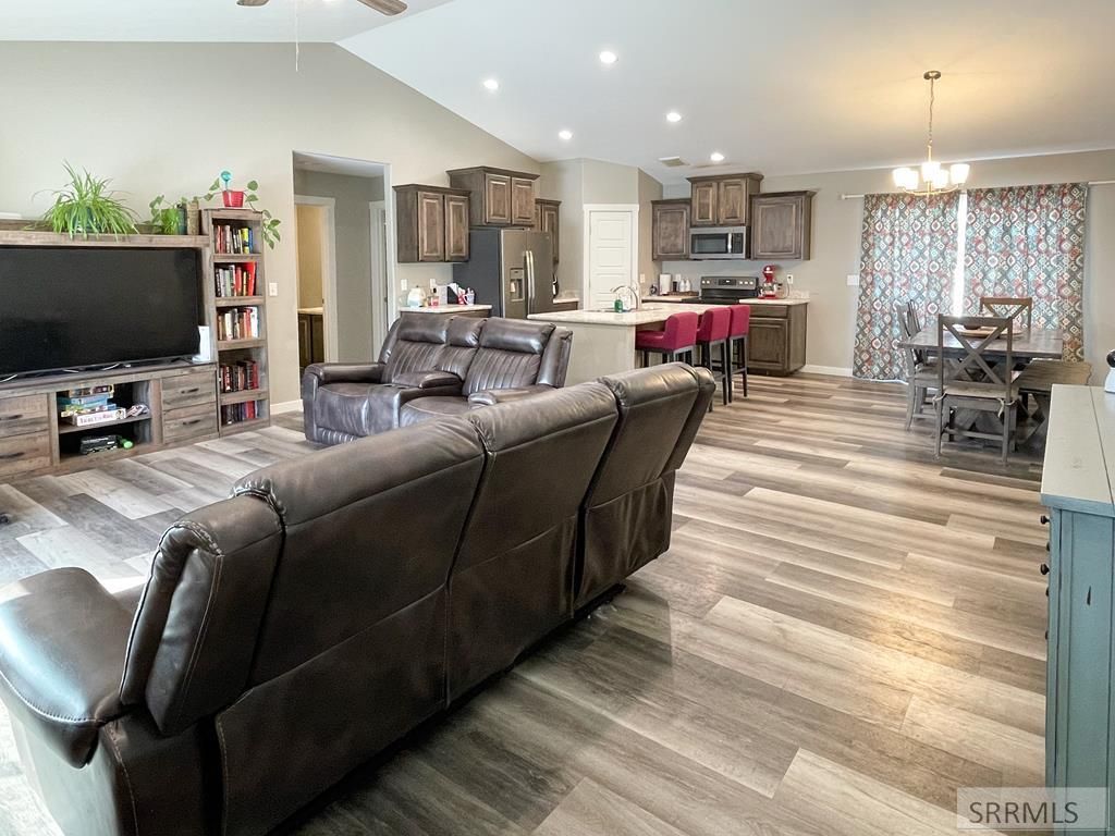 Image 3 of property listing at 1119 Sweetwater Dr, Blackfoot, ID 83221
