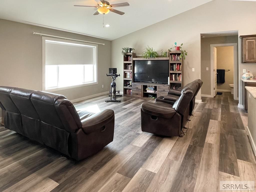 Image 4 of property listing at 1119 Sweetwater Dr, Blackfoot, ID 83221