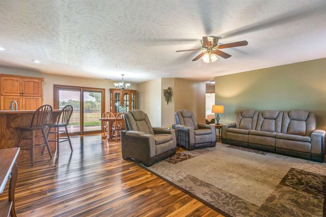 1124 Republic Cir, Salina, KS 67401