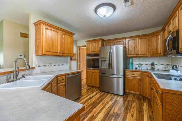 1124 Republic Cir, Salina, KS 67401