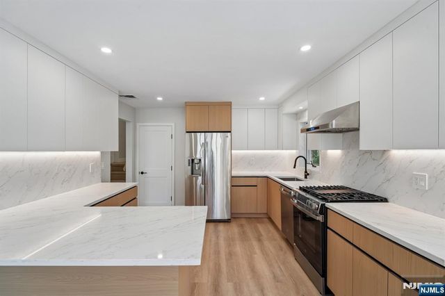 11 Raymond Street, Englewood Cliffs, NJ 07632