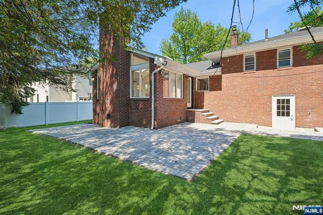 11 Raymond Street, Englewood Cliffs, NJ 07632