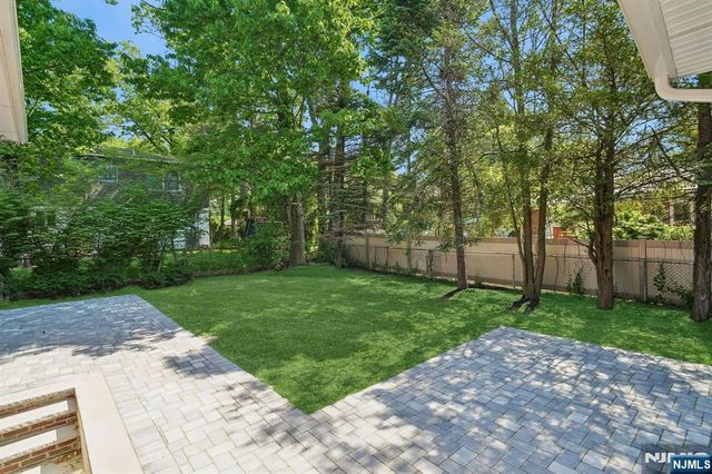 11 Raymond Street, Englewood Cliffs, NJ 07632