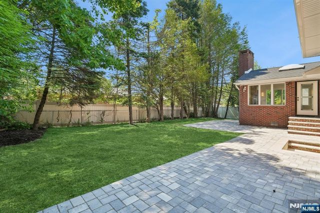 11 Raymond Street, Englewood Cliffs, NJ 07632