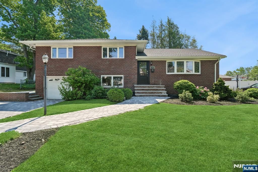 11 Raymond Street, Englewood Cliffs, NJ 07632