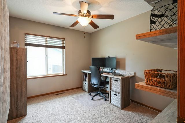 310 Carnaby Dr NE, Cedar Rapids, IA 52402
