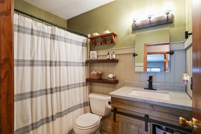 310 Carnaby Dr NE, Cedar Rapids, IA 52402