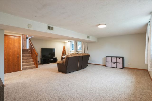 310 Carnaby Dr NE, Cedar Rapids, IA 52402