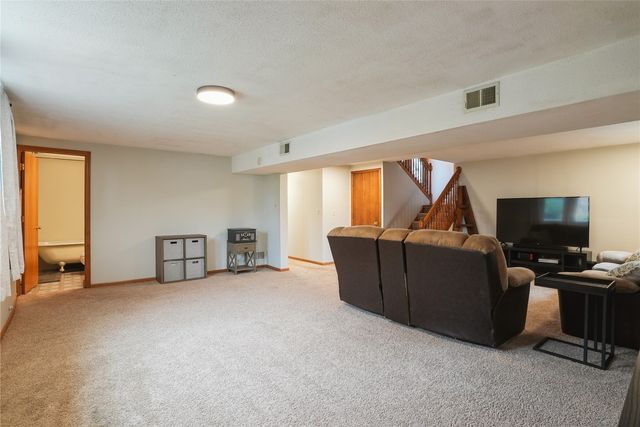 310 Carnaby Dr NE, Cedar Rapids, IA 52402