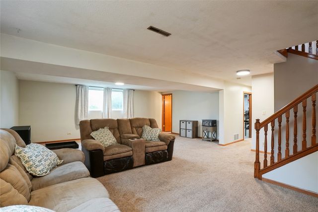 310 Carnaby Dr NE, Cedar Rapids, IA 52402