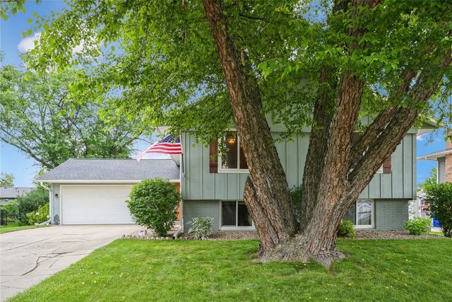 310 Carnaby Dr NE, Cedar Rapids, IA 52402