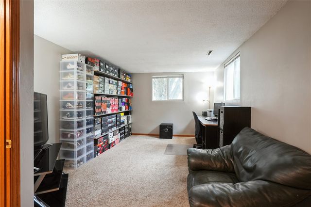 310 Carnaby Dr NE, Cedar Rapids, IA 52402
