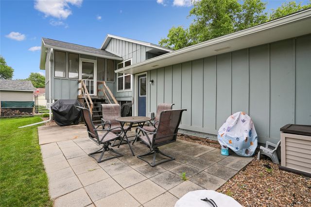 310 Carnaby Dr NE, Cedar Rapids, IA 52402