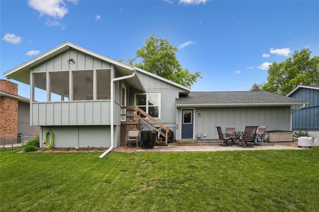310 Carnaby Dr NE, Cedar Rapids, IA 52402