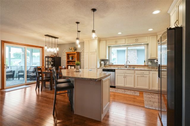 310 Carnaby Dr NE, Cedar Rapids, IA 52402