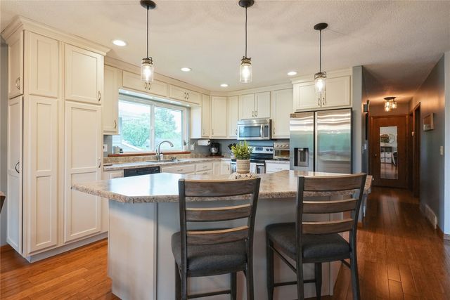 310 Carnaby Dr NE, Cedar Rapids, IA 52402