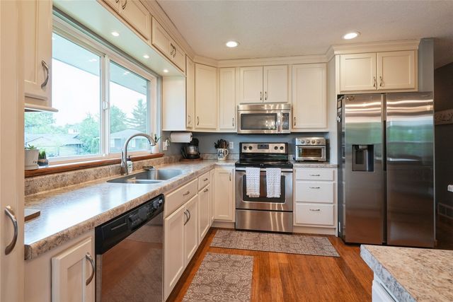 310 Carnaby Dr NE, Cedar Rapids, IA 52402