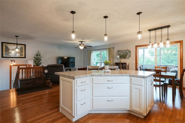 310 Carnaby Dr NE, Cedar Rapids, IA 52402