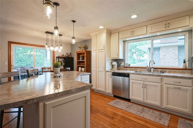 310 Carnaby Dr NE, Cedar Rapids, IA 52402