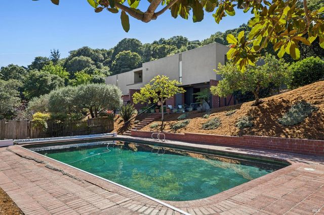 30 Chateau Pl, San Rafael, CA 94901